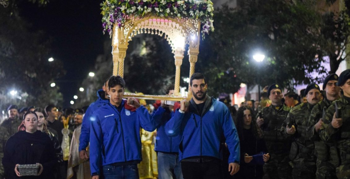 Αλεξανδρούπολη:-Οι-παίκτες-της-Εθνικής-πόλο-σήκωσαν-τον-Επιτάφιο
