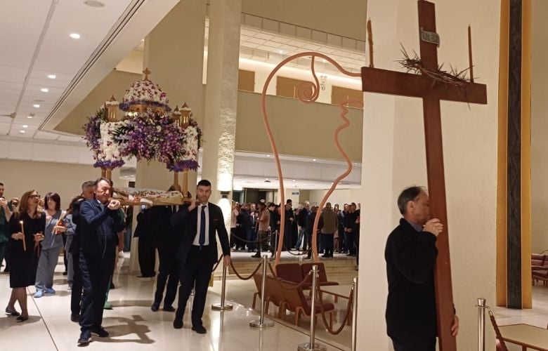 Ο-συγκλονιστικός-Επιτάφιος-στο-Ωνάσειο-Νοσοκομείο:-Μήνυμα-πίστης-και-ελπίδας