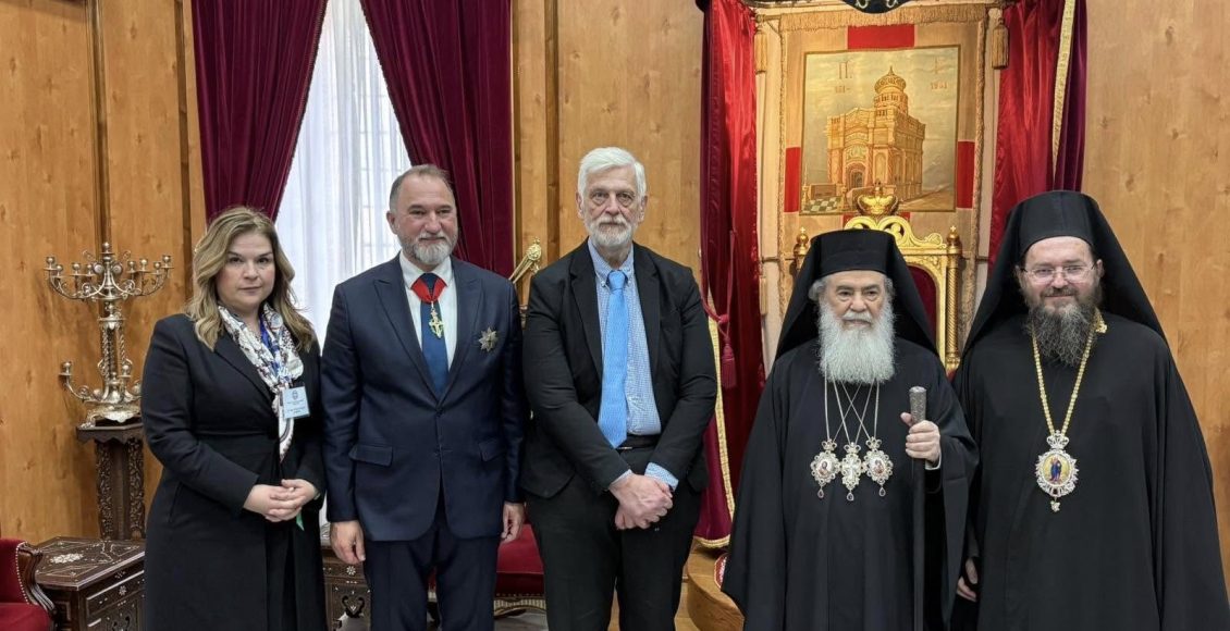 Στα-Ιεροσόλυμα-βρίσκεται-η-ελληνική-αποστολή-που-θα-μεταφέρει-στην-Ελλάδα-το-Άγιο-Φως