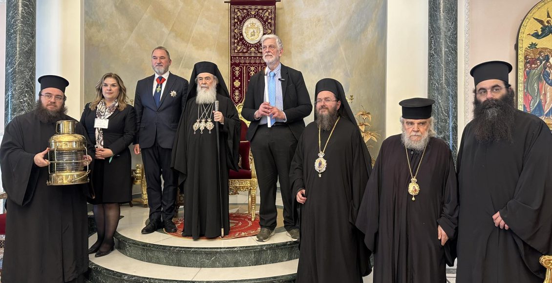 Παρέλαβε-το-Άγιο-Φως-η-Ελληνική-Αποστολή-(ΒΙΝΤΕΟ)