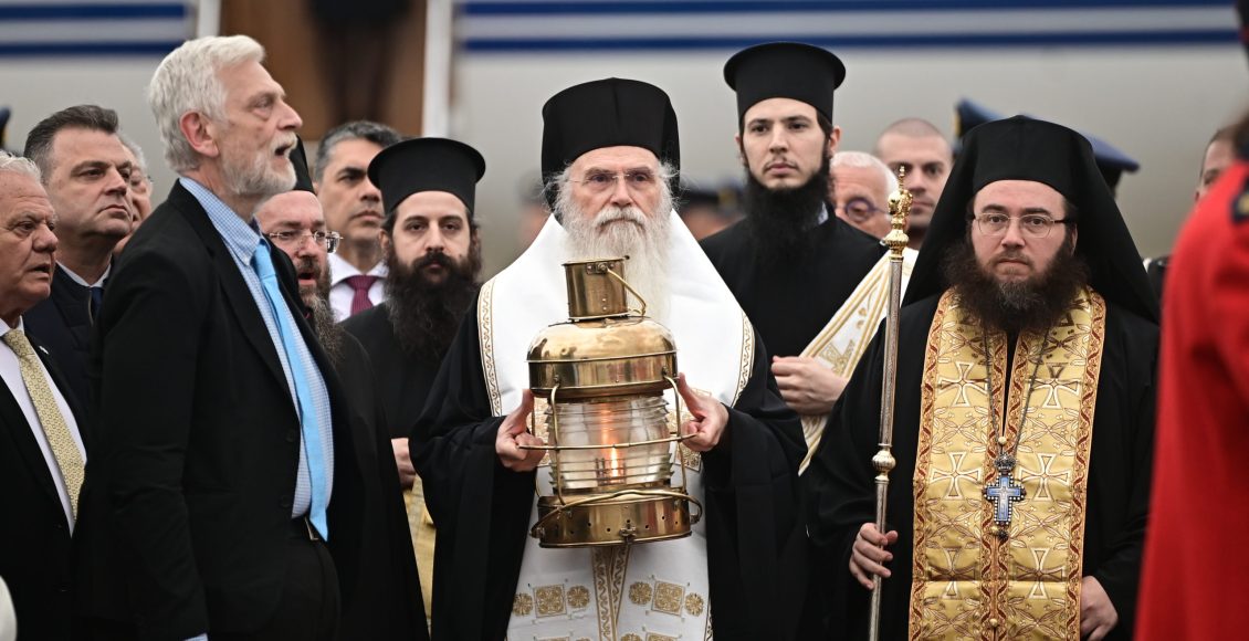 Έφτασε-στην-Αθήνα-το-Άγιο-Φως-–-Μέσω-ειδικών-πτήσεων-θα-μεταφερθεί-σε-όλη-την-επικράτεια