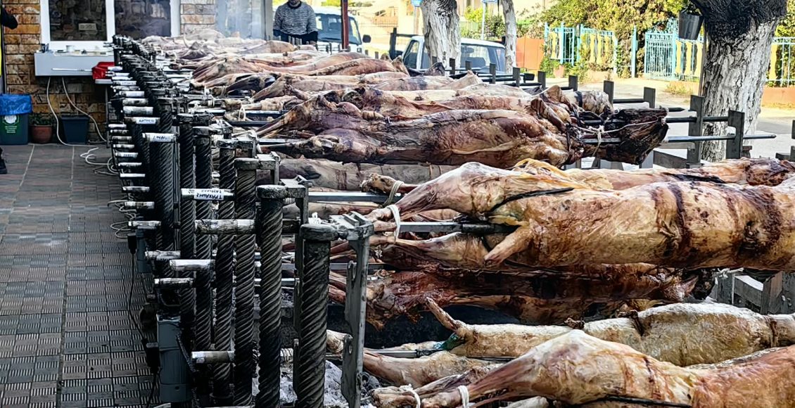 Πάτρα:-Οβελίας-take-away-–-Πάνω-από-80-σούβλες-«έστησε»-κρεοπωλείο-για-τους-πελάτες-του