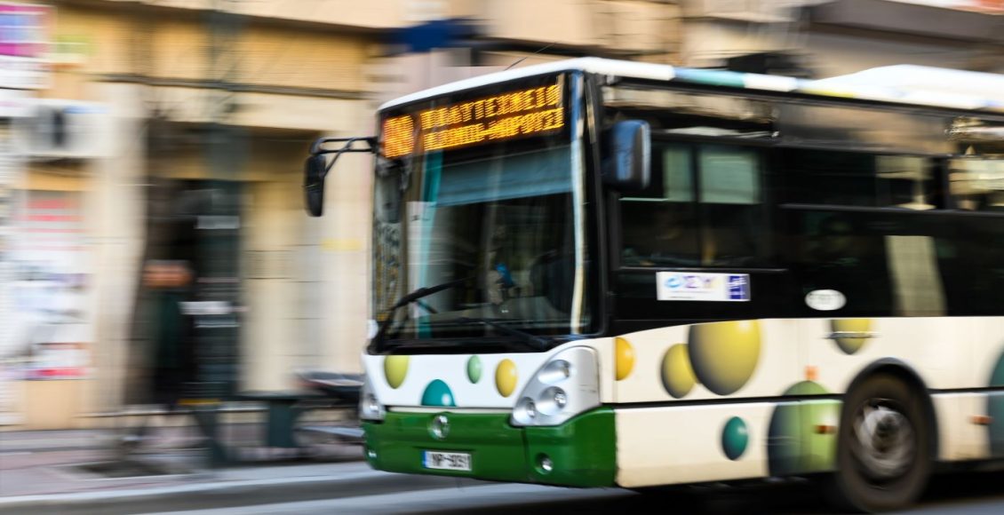 Νεαροί-που-επέβαιναν-σε-ηλεκτρικό-πατίνι-πέταξαν-κροτίδα-σε-λεωφορείο-–-Συνελήφθη-ένας-15χρονος