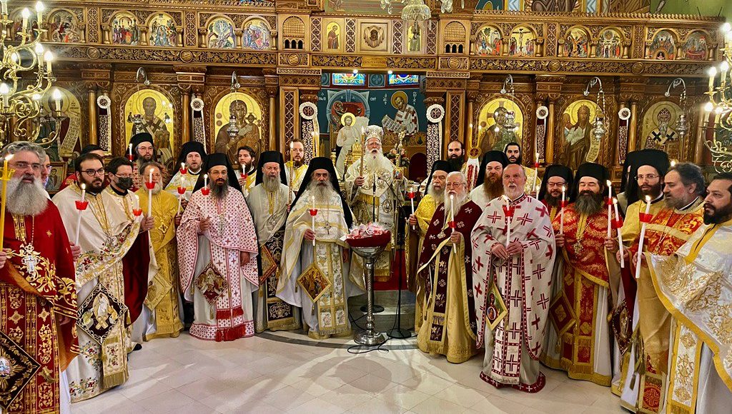 Υποδοχή-Αγίου-Φωτός,-Ανάσταση-και-Εσπερινός-της-Αγάπης-στην-Ιερά-Μητρόπολη-Δημητριάδος
