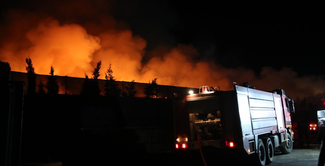 Νύχτα-κόλασης-στο-Ηράκλειο-–-Φωτιά-σε-πάρκινγκ-έκανε-στάχτη-δεκάδες-αυτοκίνητα