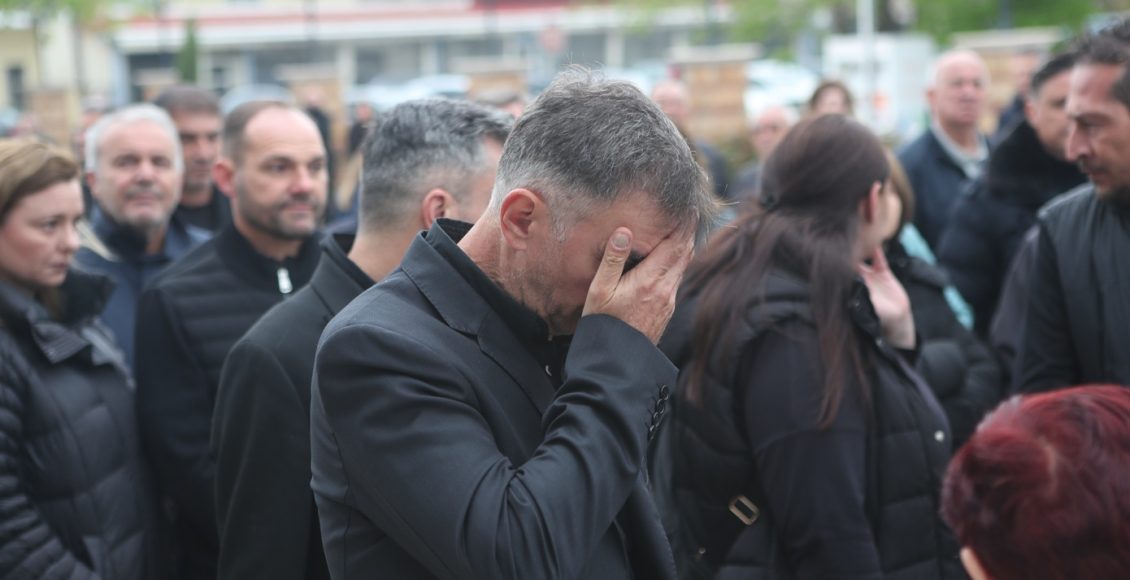 Συγκίνηση-και-πλήθος-κόσμου-στο-τελευταίο-αντίο-στον-Στέφανο-Μπορμπόκη-–-Με-τη-σημαία-του-ΠΑΟΚ-τυλίχτηκε-η-σορός