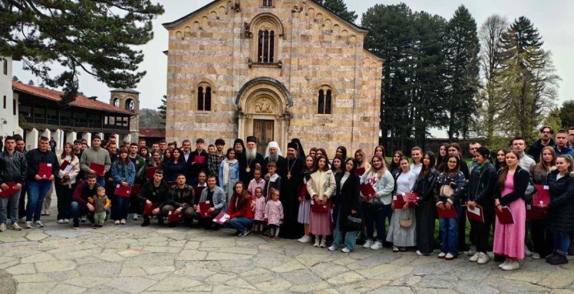 Ο-Πατριάρχης-Σερβίας-με-υποτρόφους-από-το-Κοσσυφοπέδιο-και-τα-Μετόχια