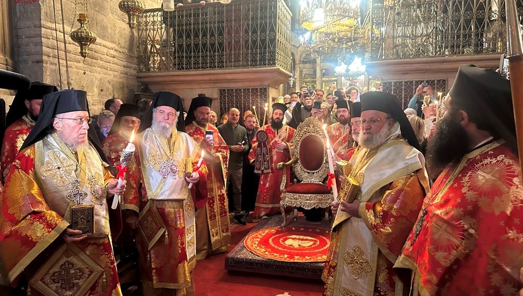 Η-τελετή-της-Αναστάσεως-στον-Πανίερο-Ναό-της-Αναστάσεως