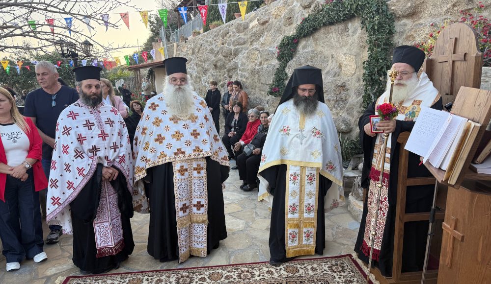 Ο-Μητροπολίτης-Ιεραπύτνης-στον-πανηγυρίζοντα-Ιερό-Ναό-Αγίων-Ραφαήλ,-Νικολάου-και-Ειρήνης-Νέας-Ανατολής