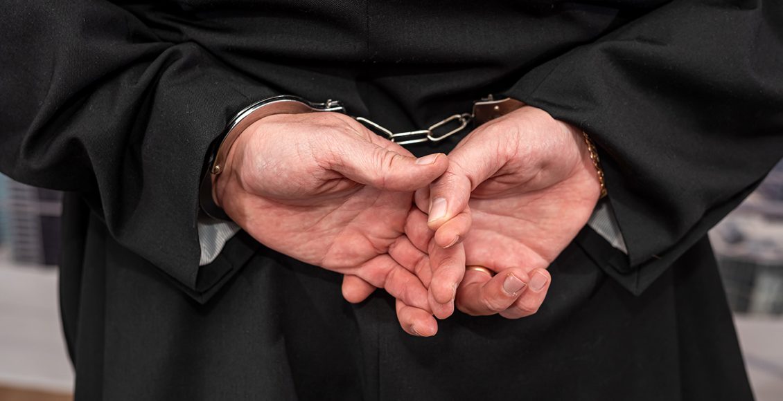 Ηράκλειο:-Ιερέας-συνελήφθη-λίγο-πριν-το-«Χριστός-Ανέστη»-–-Τον-κατήγγειλε-η-παπαδιά:-«Κλέβει-αυγά-από-τις-κότες»