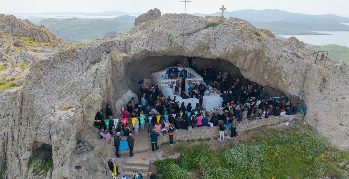 Λήμνος:-Ο-εορτασμός-της-Παναγίας-της-Κακαβιωτίσσης-στη-μοναδική-εκκλησία-στον-κόσμο-χωρίς-σκεπή