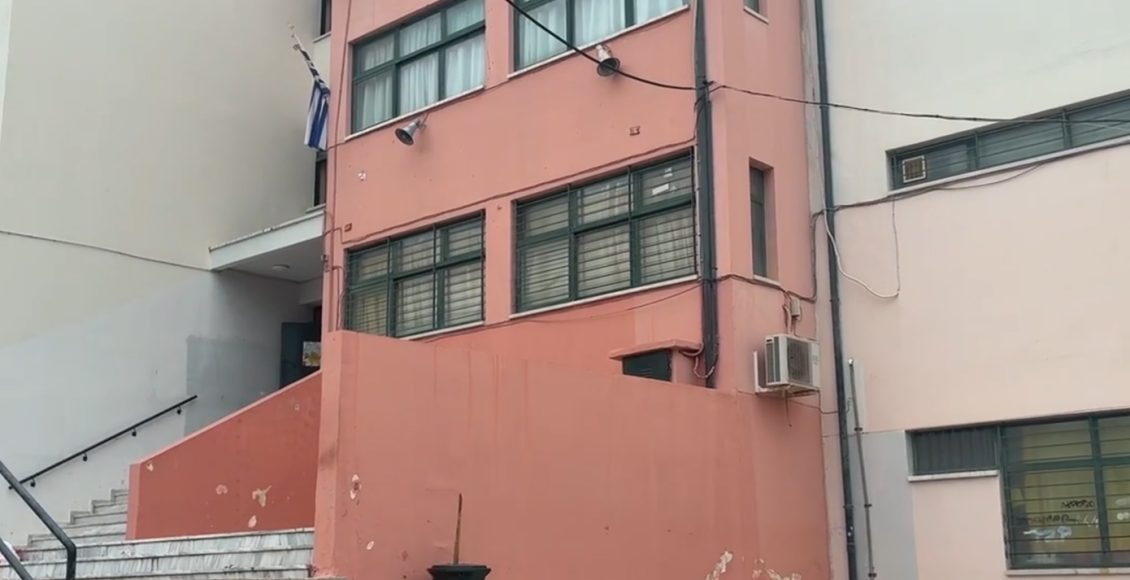 Άγριο-πλιάτσικο-στο-5ο-Λύκειο-Γλυφάδας:-Διέρρηξαν-γραφεία,-αφαίρεσαν-υπολογιστές-και-μετρητά-–-Δείτε-το-βίντεο