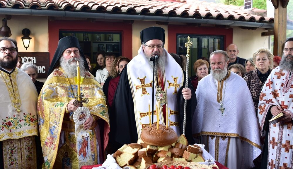 Ο-Λαρίσης-Ιερώνυμος-στη-Θεία-Λειτουργία-στην-πανηγυρίζουσα-ΙΜ.-Αγίων-Ραφαήλ,-Νικολάου-και-Ειρήνης-Πυργετού