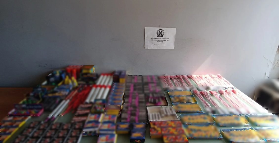 Πάνω-από-500-πυροτεχνήματα-και-300-κροτίδες-κατασχέθηκαν-στο-Κερατσίνι-–-Συνελήφθη-46χρονος-καταστηματάρχης