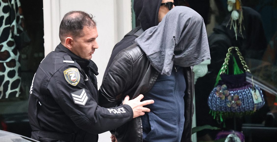 Θρίλερ-με-νεκρή-στο-κέντρο-της-Αθήνας:-Με-χειροπέδες-έβγαλαν-άνδρα-από-την-πολυκατοικία-οι-αστυνομικοί