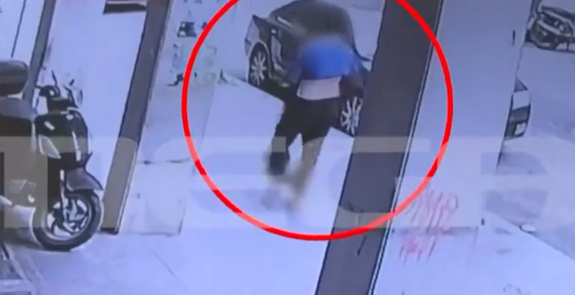 Τρόμος-για-40χρονο-στο-Μεταξουργείο-–-Τον-μαχαίρωσαν-για-να-του-αρπάξουν-την-τσάντα-–-Βίντεο-ντοκουμέντο-αμέσως-μετά-την-επίθεση