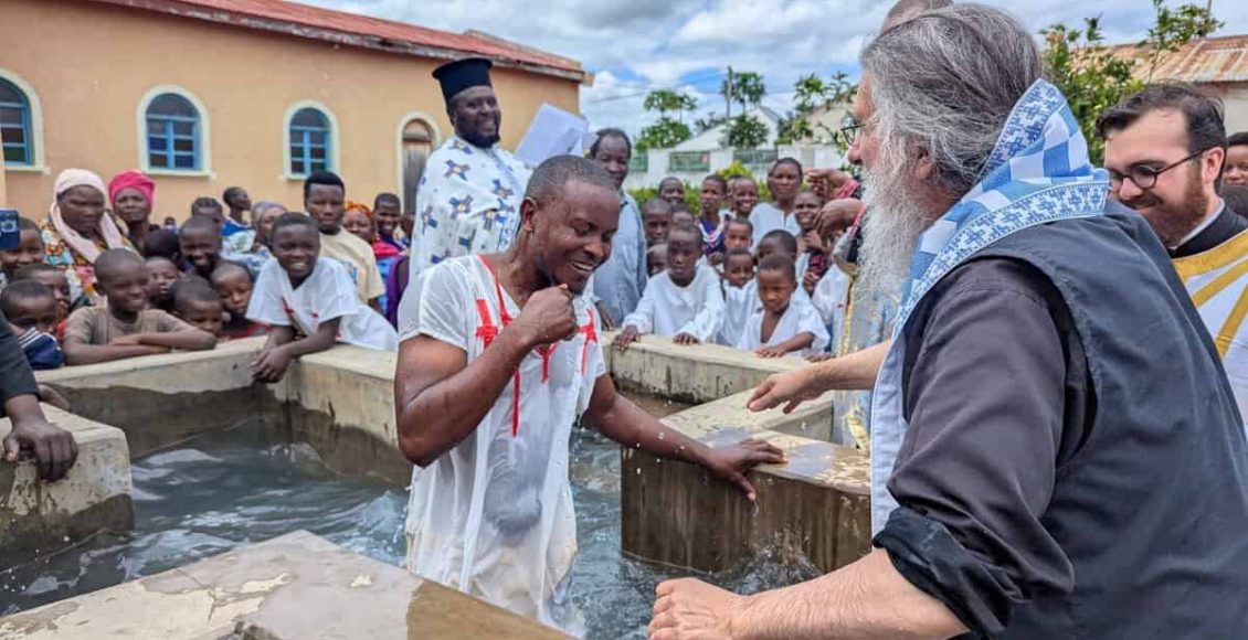 Ομαδικές-βαπτίσεις-στο-Κινταμάλι-της-Τανζανίας-το-Μεγάλο-Σάββατο