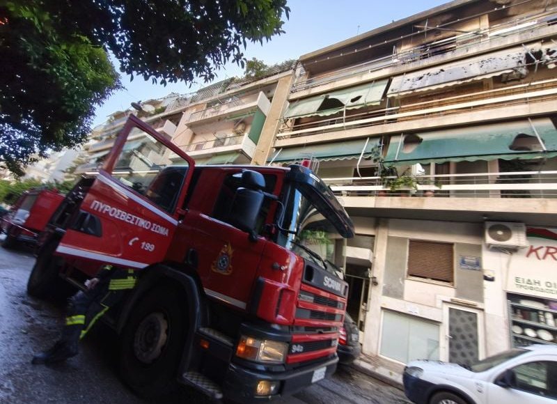 Τραγωδία-στον-Κολωνό:-Φονική-πυρκαγιά-σε-διαμέρισμα-με-δύο-νεκρoύς-–-Σε-εξέλιξη-οι-έρευνες-της-Πυροσβεστικής
