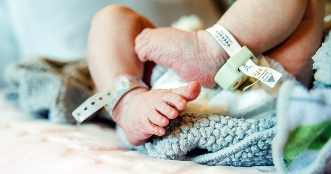 Κακουργηματική-δίωξη-σε-48χρονο-δικηγόρο-και-20χρονη-για-διατάραξη-της-οικογενειακής-τάξης-με-ψευδή-δήλωση-πατρότητας