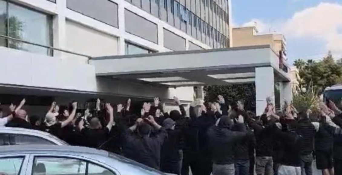 ΠΑΟΚ:-Σύνθημα-νίκης-από-τους-οπαδούς-πριν-την-αναχώρηση-για-Νέα-Φιλαδέλφεια