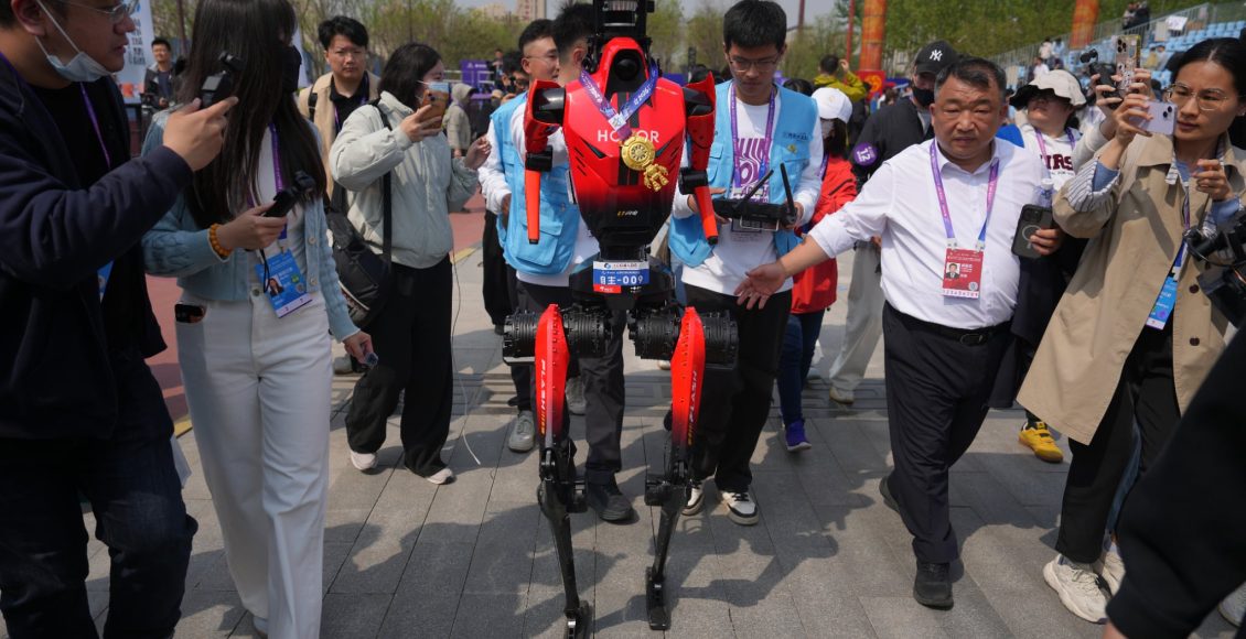 Ιστορική-στιγμή-στην-Κίνα:-Ρομπότ-έσπασε-το-παγκόσμιο-ρεκόρ-Ημιμαραθωνίου