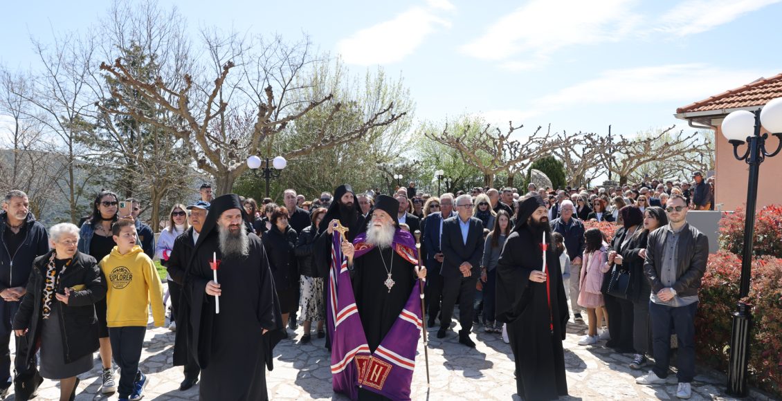 Λαοθάλασσα-πίστης-την-Μεγάλη-Παρασκευή-στο-Μοναστήρι-του-Τρικόρφου-Φωκίδας