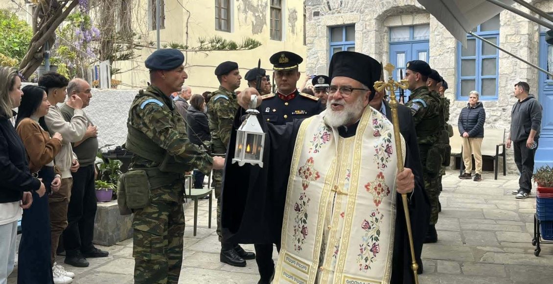 Ο-Μητροπολίτης-Κώου-μετέφερε-το-Άγιο-Φως-στη-Νίσυρο