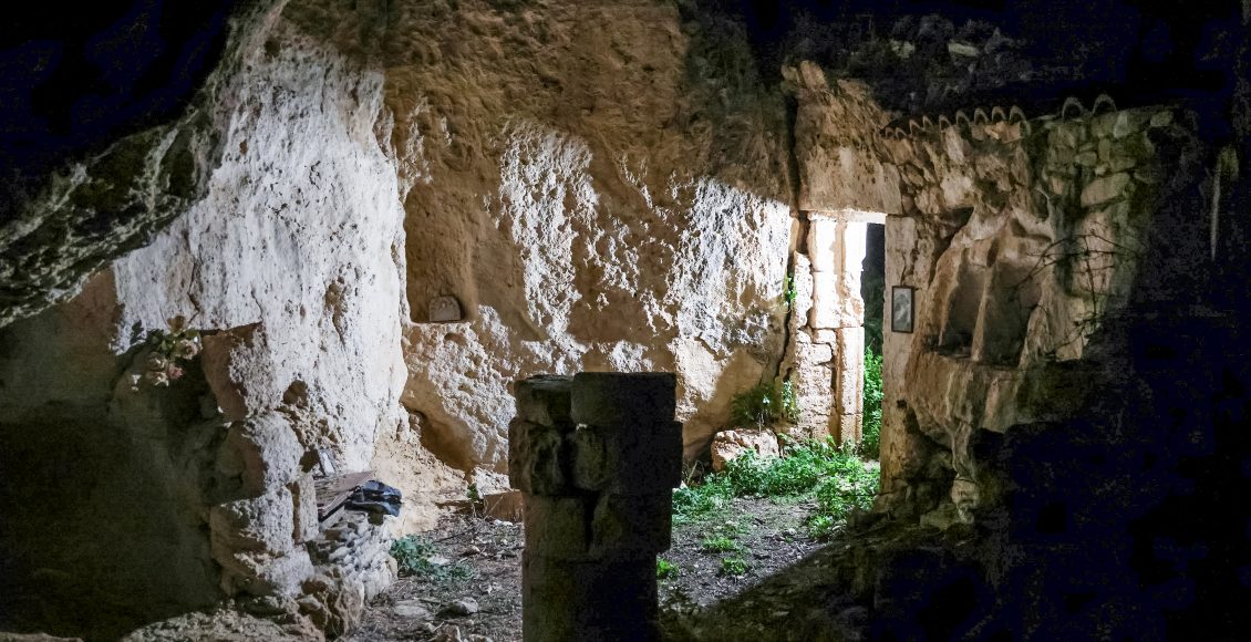 Φωτογραφίες-μέσα-το-βραχώδες-ξωκλήσι-που-βρέθηκε-νεκρός-ο-πρώην-σύντροφος-της-43χρονης-Ελευθερίας-Γιακουμάκη