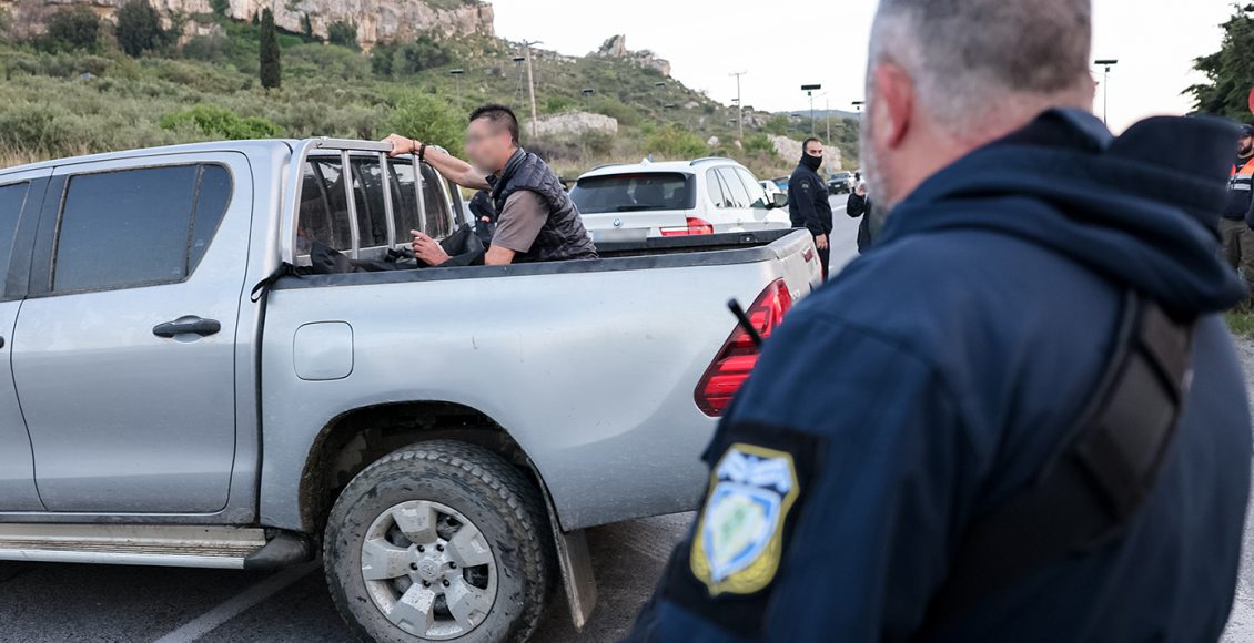 Η-στιγμή-που-απομακρύνουν-το-πτώμα-της-43χρονης-Ελευθερίας-από-τον-γκρεμό