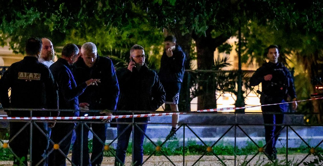 Νεκρός-από-μαχαίρι-25χρονος-στον-Άγιο-Δημήτριο:-Σπαρακτικές-στιγμές-στο-σημείο,-κατέρρευσε-η-μητέρα-του