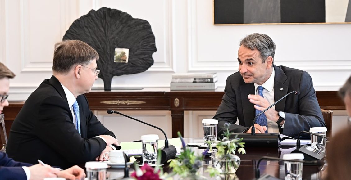 Στο-Μέγαρο-Μαξίμου-ο-Επίτροπος-Οικονομίας,-Βάλντις-Ντομπρόβσκις-–-«Αξιοσημείωτη-ανάκαμψη-της-Ελλάδας-από-κάθε-άποψη»