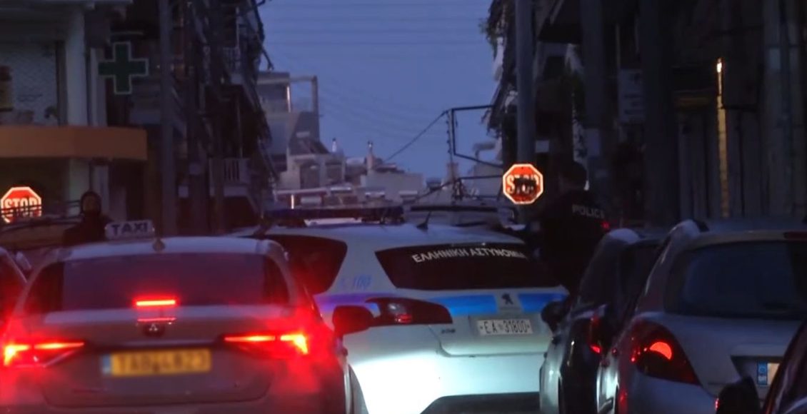 Συναγερμός-στον-Νέο-Κόσμο-για-άνδρα-που-έχει-ταμπουρωθεί-στο-σπίτι-του-–-Ειδικός-διαπραγματευτής-προσπαθεί-να-τον-πείσει-να-παραδοθεί