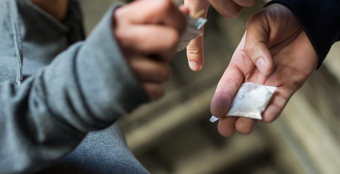 Χειροπέδες-σε-πατέρα-και-γιο-για-διακίνηση-κοκαΐνης-σε-καφενείο-της-Θεσσαλονίκης