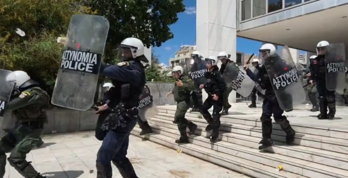 Ένταση-και-χημικά-έξω-από-το-Εφετείο:-Εκδίδεται-απόφαση-για-την-έκρηξη-στους-Αμπελόκηπους,-αθωώθηκε-ο-Νίκος-Ρωμανός