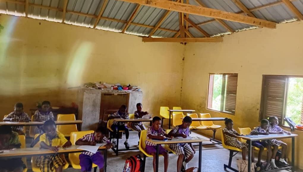 Δωρεά-θρανίων-από-την-Ιερά-Μητρόπολη-Άκκρας