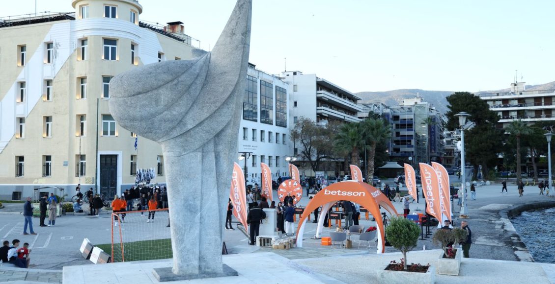 Τελικός-Κυπέλλου:-Γιορτινό-κλίμα-από-τους-φιλάθλους-των-ΠΑΟΚ-και-ΟΦΗ-στον-Βόλο