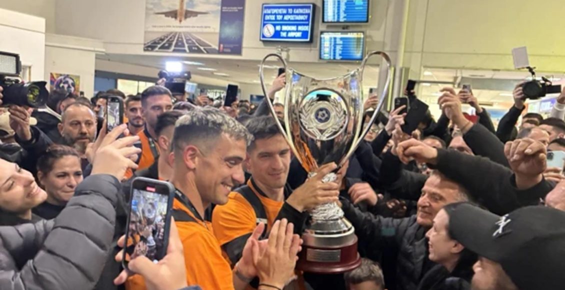 Παροξυσμός-στο-αεροδρόμιο-του-Ηρακλείου-κατά-την-άφιξη-των-Κυπελλούχων:-Οι-φίλαθλοι-του-ΟΦΗ-σήκωσαν-στα-χέρια-τον-Κόντη