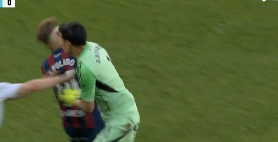 Χαμός-στο-Ουέσκα-–-Σαραγόσα:-Τρομερή-γροθιά-του-τερματοφύλακα-σε-αντίπαλο