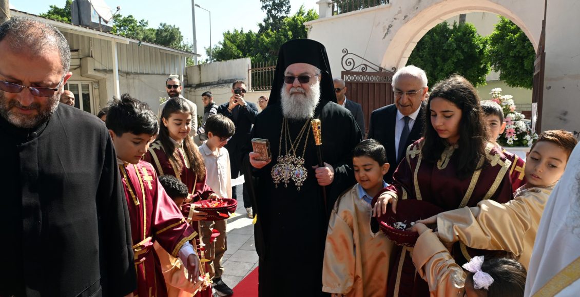 Με-σύνθημα-το-“Χριστός-Ανέστη”-ο-λαός-της-Αλεξανδρέττας-υποδέχθηκε-τον-Πατριάρχη-Αντιοχείας