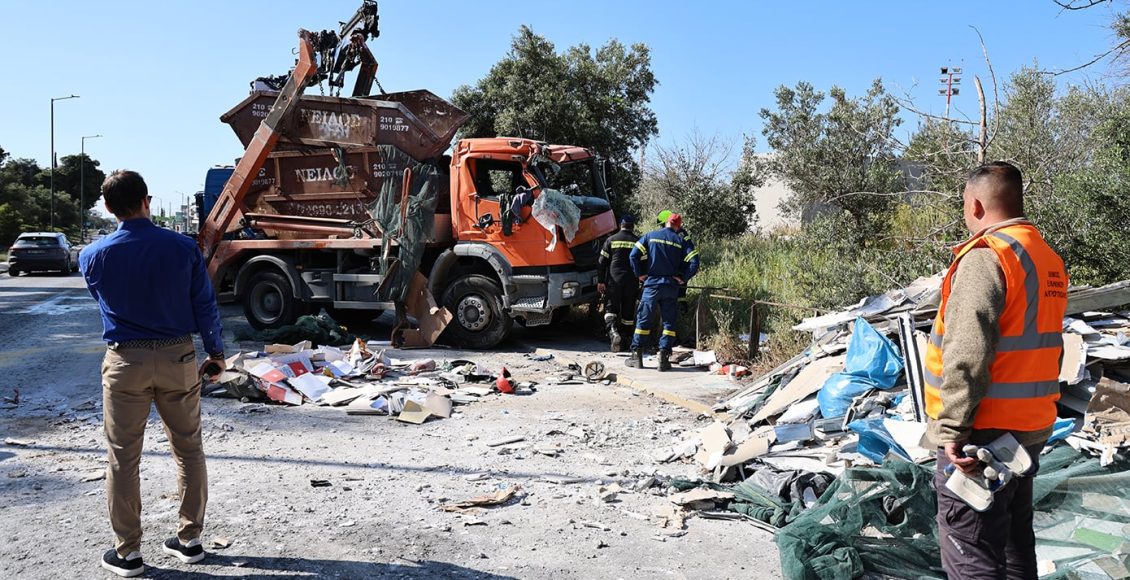 Ανατροπή-φορτηγού-προκάλεσε-τεράστιο-μποτιλιάρισμα-στη-λεωφόρο-Βουλιαγμένης