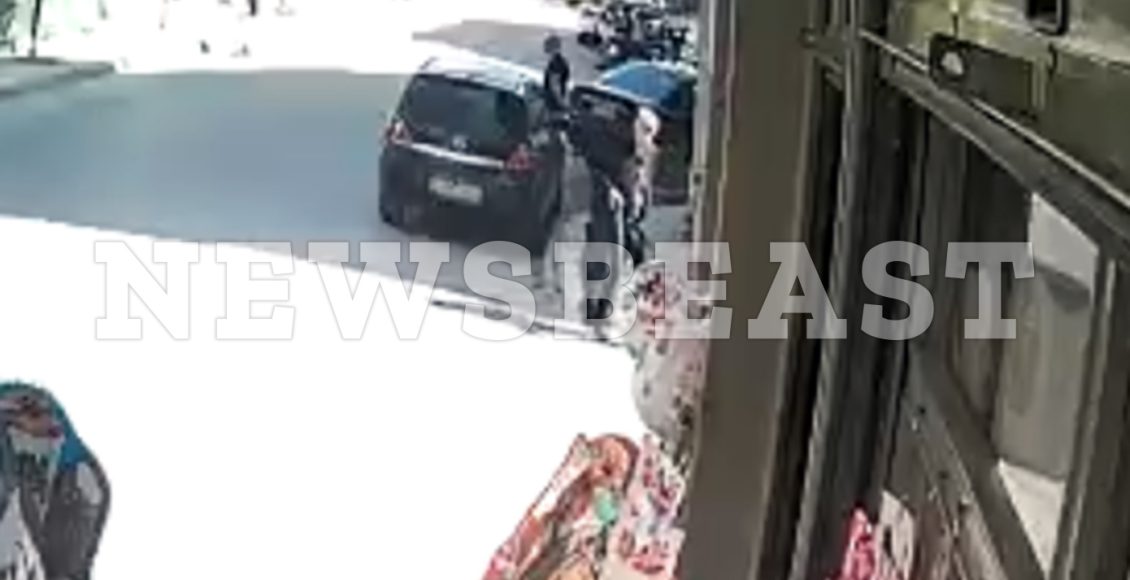 Η-στιγμή-που-ο-89χρονος-βγαίνει-από-τον-ΕΦΚΑ-μετά-τους-πυροβολισμούς-–-Κρατά-την-καραμπίνα-στο-χέρι