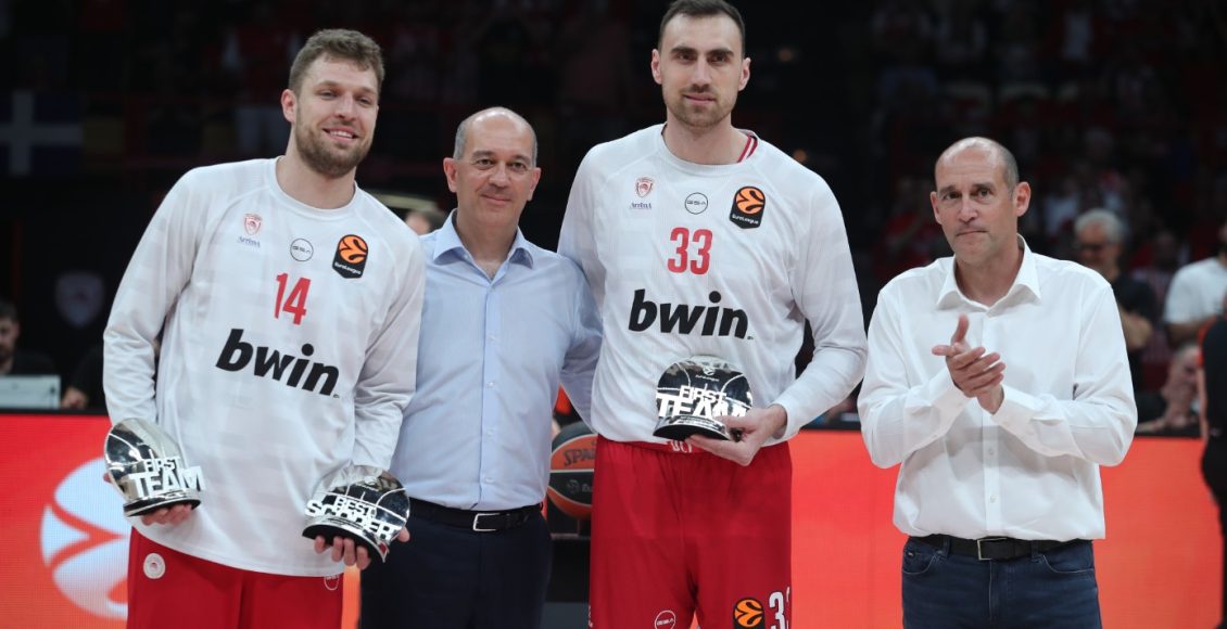 Ολυμπιακός-–-Μονακό:-Οι-Αγγελόπουλοι-βράβευσαν-Βεζένκοβ-και-Μιλουτίνοφ-πριν-το-τζάμπολ