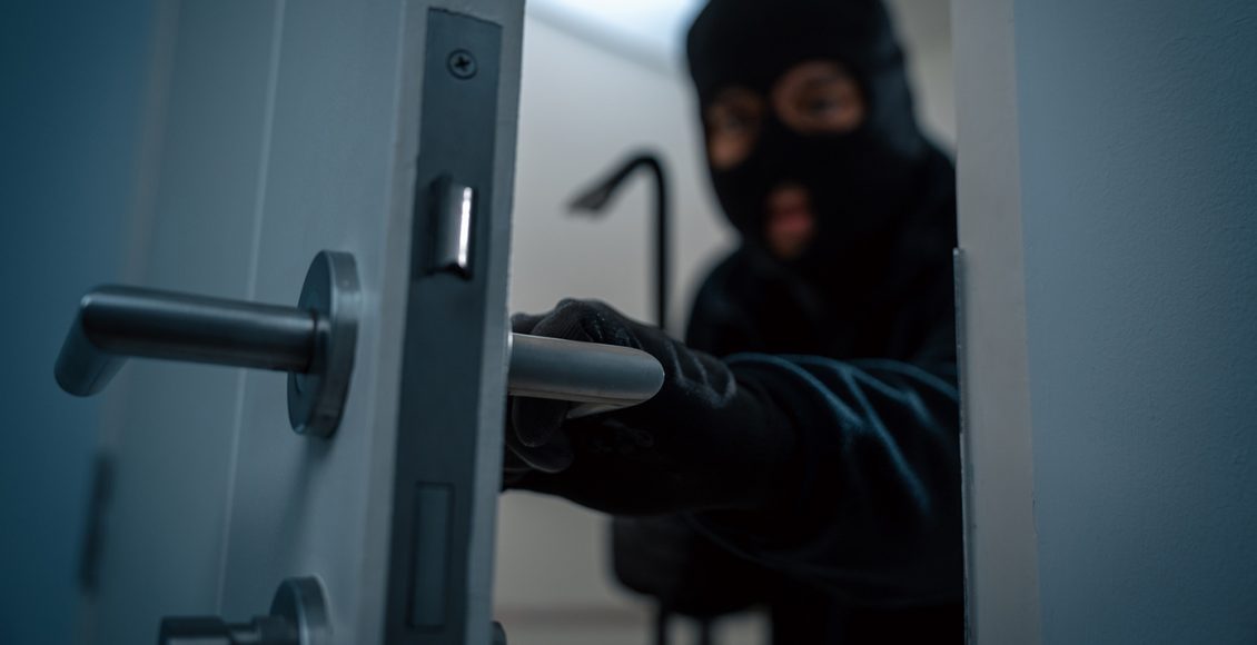 «Μπλόκο»-σε-σπείρα-που-έκανε-φύλλο-και-φτερό-σπίτια-στα-νότια-προάστια-–-Πάνω-από-300.000-ευρώ-η-λεία-τους