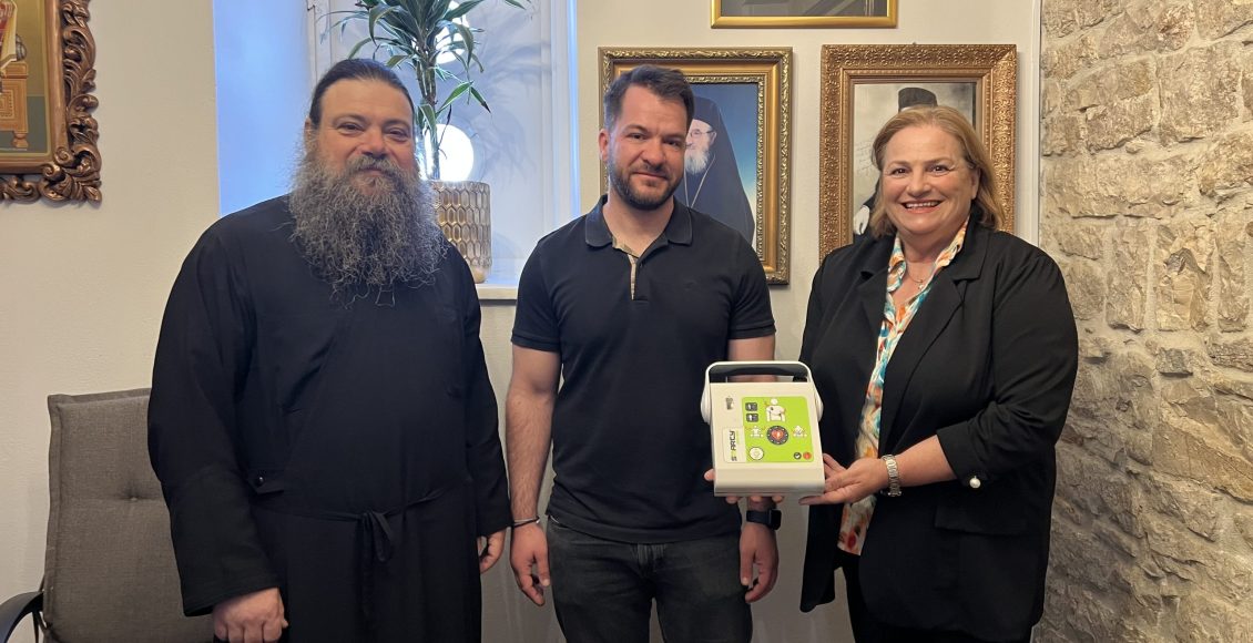 Παράδοση-απινιδωτή-στον-Ιερό-Μητροπολιτικό-Ναό-Αγίου-Σπυρίδωνος-Μεσολογγίου-εν-όψει-της-άφιξης-της-εικόνας-«Άξιον-Εστί»