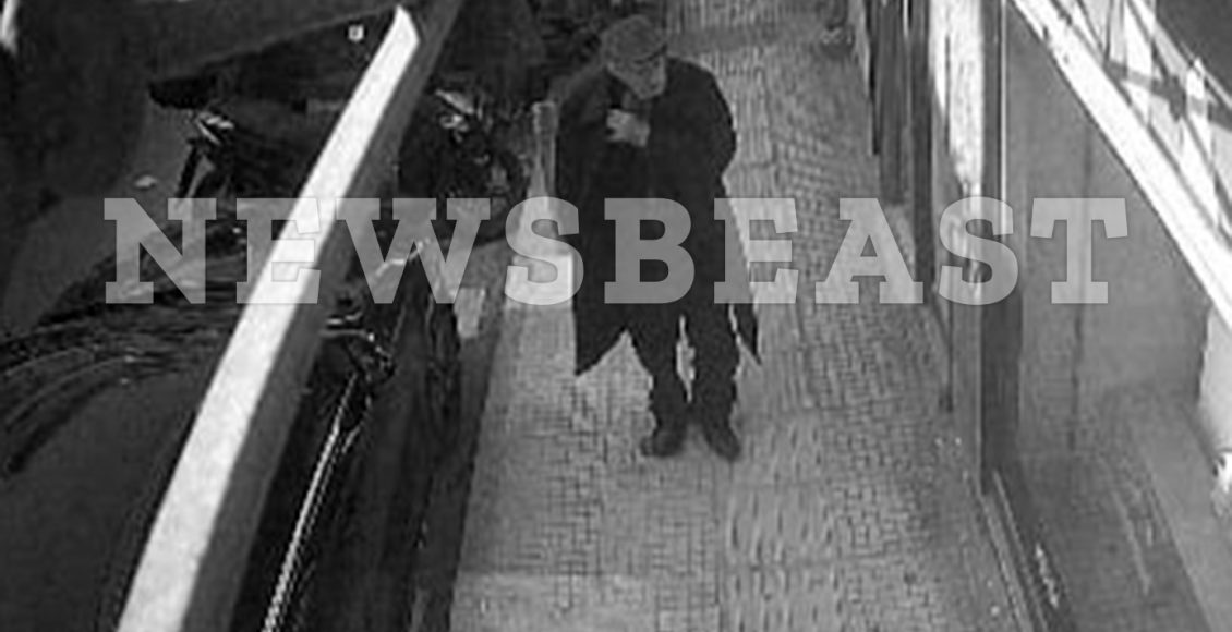 Το-εισιτήριο-για-το-εξωτερικό,-το-όπλο-και-το-απόκομμα-εφημερίδας:-Τι-βρήκαν-οι-αστυνομικοί-πάνω-στον-89χρονο-πιστολέρο