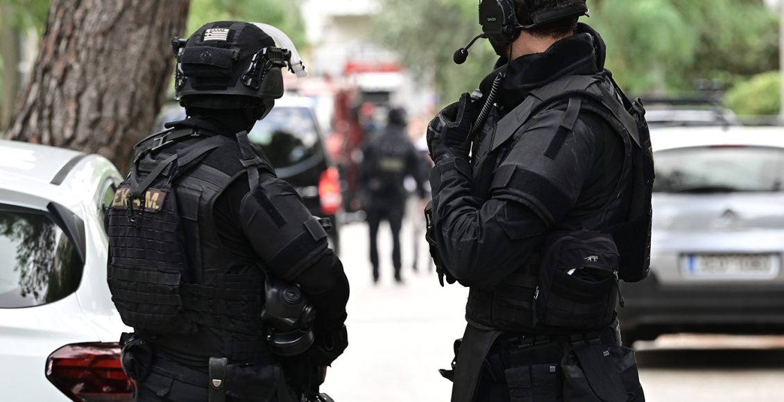 Έφοδος-των-ΕΚΑΜ-σε-οικισμούς-των-Αχαρνών:-Χειροπέδες-σε-5-άτομα-για-το-κρυφό-οπλοστάσιο