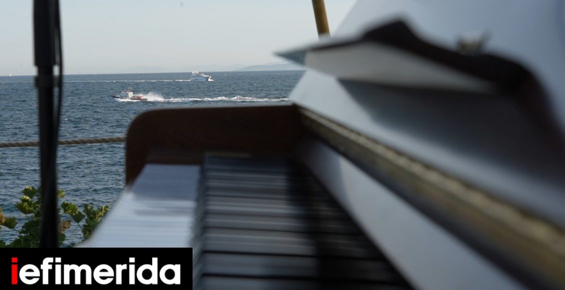 Ένα-πιάνο-δίπλα-στη-θάλασσα:-Βιρτουόζοι-και-ταλέντα-παίζουν-σε-δημόσιους-χώρους-Δωρεάν-συναυλίες