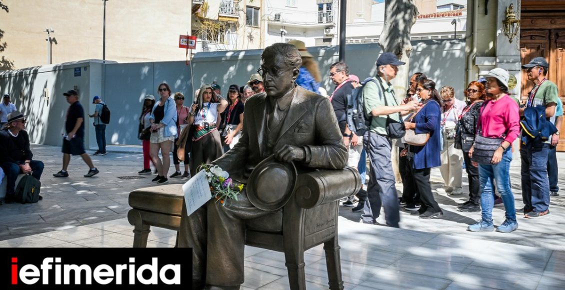 Κοσμοσυρροή-για-να-καθίσουν-στο-παγκάκι-πλάι-στον-Καβάφη:-Το-ολόσωμο-άγαλμα-σε-φυσικό-μέγεθος-στην-Αθήνα-[εικόνες]