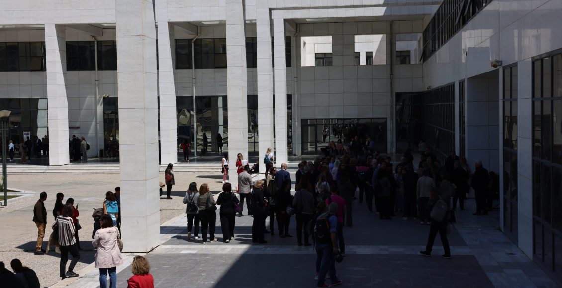 Πώς-ο-νόμος-μεταχειρίζεται-κατηγορούμενους-άνω-των-70-ετών-–-Τι-προβλέπεται-για-τον-89χρονο-που-άνοιξε-πυρ-σε-ΕΦΚΑ-και-Πρωτοδικείο