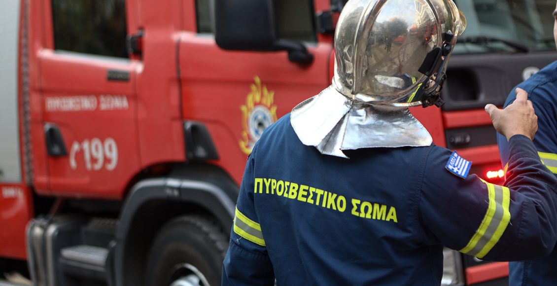 Ανεξέλεγκτη-η-φωτιά-στο-Ίλιον:-Οι-φλόγες-πέρασαν-από-την-αποθήκη-ανταλλακτικών-σε-σπίτια-–-Δείτε-το-βίντεο